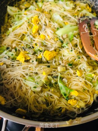 Stir-fried Noodles with Egg, Cabbage and Wild Bamboo Shoots recipe