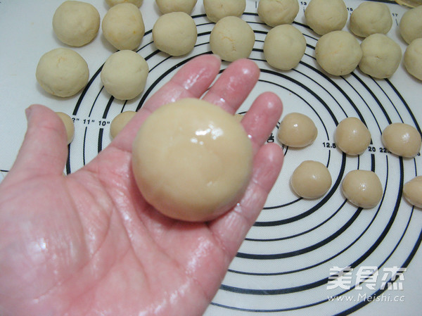 Lotus Paste and Salted Egg Yolk Mooncake recipe
