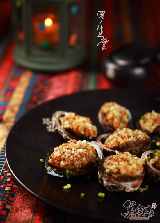 Steamed Fresh Abalone with Gold and Silver Garlic recipe