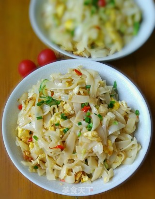 Stir-fried Hor Fun with Shredded Cucumber recipe