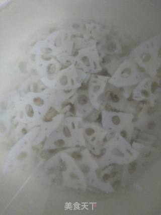Stir-fried Lotus Root with Green Pepper and Carrot recipe