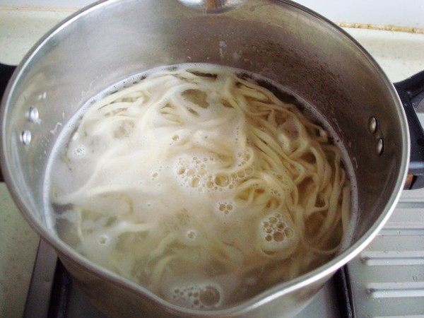 Garlic and Tomato Egg Noodles recipe