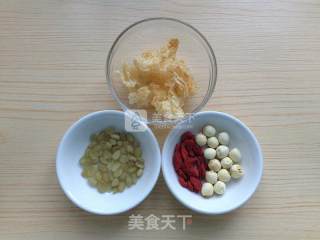 Saponaria, Tremella and Lotus Seed Soup recipe