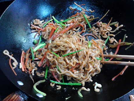 Fried Instant Noodles with Fried Sauce recipe