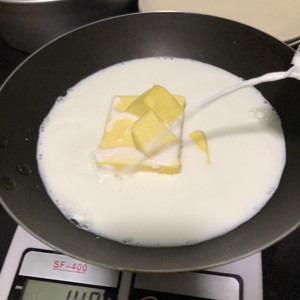 A Newbie of Meringue Puffs Succeeded (with Custard Sauce) recipe