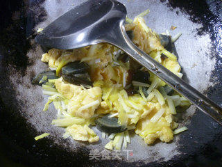 Scrambled Double Eggs with Leek Sprouts recipe