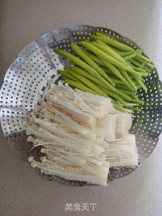 Fresh Yellow Flowers Mixed with Enoki Mushrooms recipe