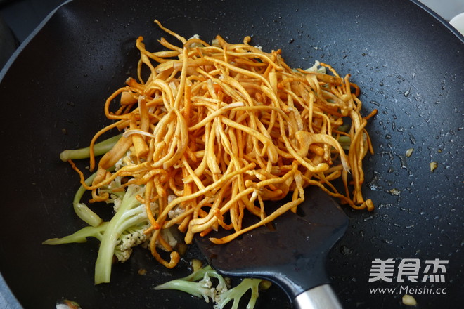 Stir-fried Cauliflower with Fresh Cordyceps recipe