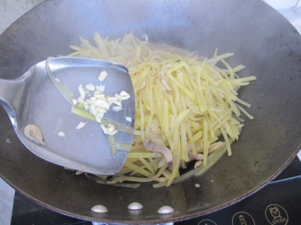 Stir-fried Shredded Potatoes with Shredded Pork and Shrimp Skin recipe