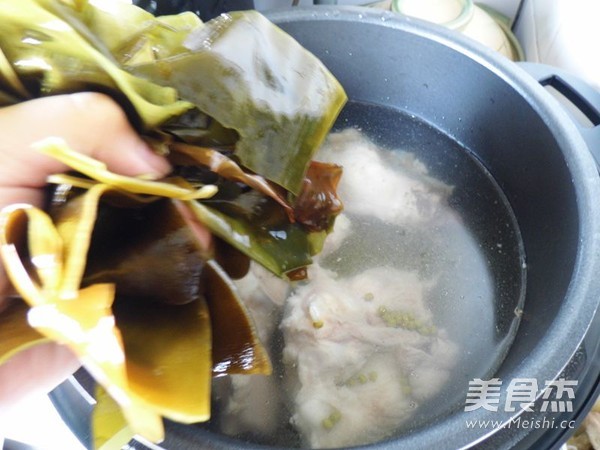 Mung Bean Kelp Trotter Soup recipe