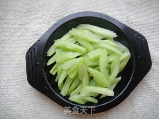 Stir-fried Lily with Celery and Cashew Nuts recipe