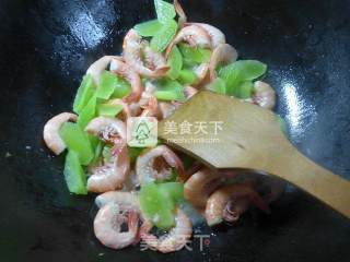 Fried Sea Prawns with Lettuce recipe