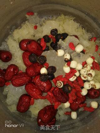 Longan, Lotus Seed and Tremella Soup recipe