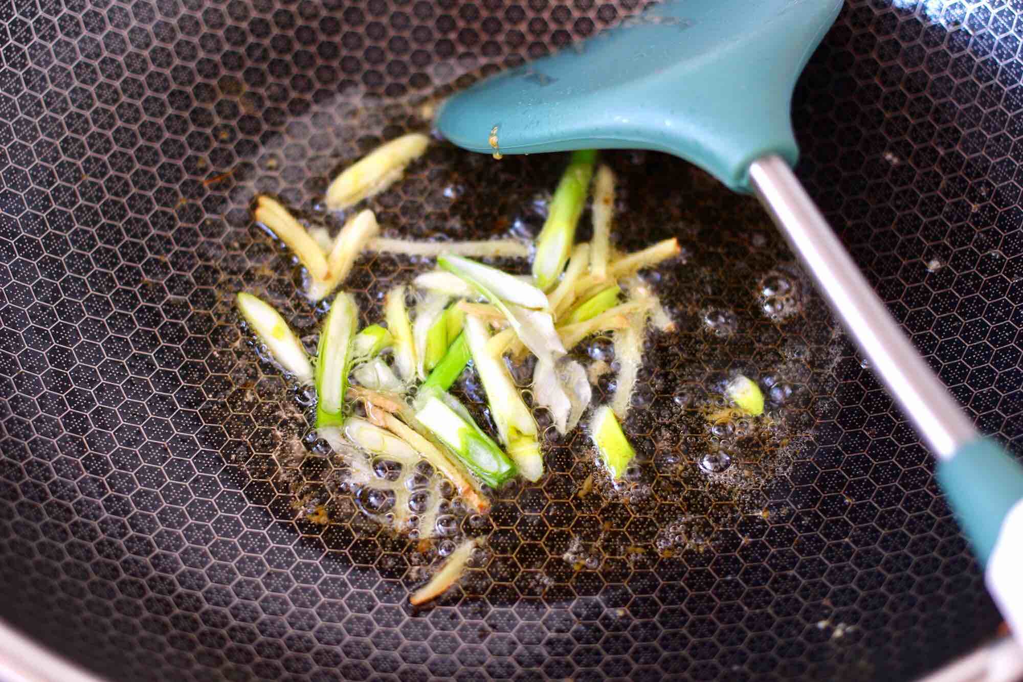 Stir-fried Red Shrimp with Mung Bean Sprouts recipe