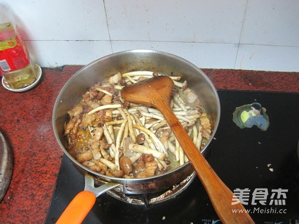 Stir-fried Pork with Tea Tree Mushroom recipe