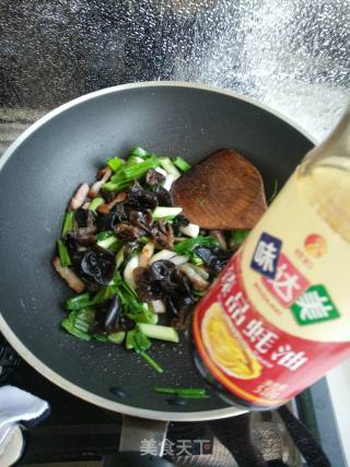 Stir-fried Pork with Garlic Seedlings Fungus recipe