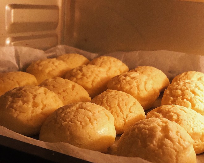 A Newbie of Meringue Puffs Succeeded (with Custard Sauce) recipe