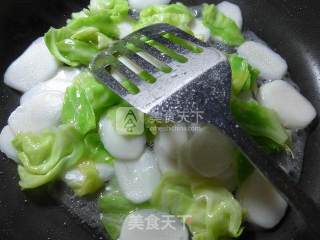 Stir-fried Rice Cake with Clove Fish Cabbage recipe