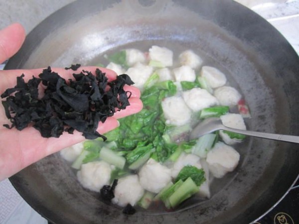 Cabbage Wakame Fish Ball Soup recipe