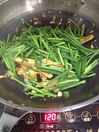 Stir-fried Chicken with Leek and Fragrant Dry recipe