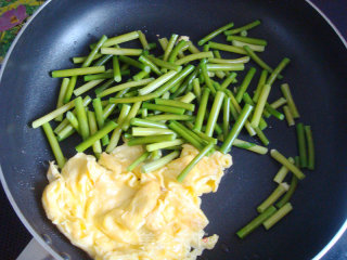 Scrambled Eggs with Garlic Stalks recipe