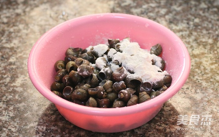 Stir-fried Escargot with Garlic and Tempeh recipe