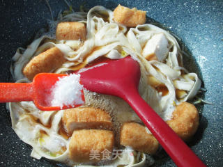 Sliced Noodles with Oily Tofu and Mung Bean Sprouts recipe