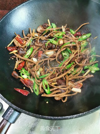 Serving Food ~ Dry Pot Chashu Mushroom Pork Belly (with Cast Iron Pot Boiling Method) recipe