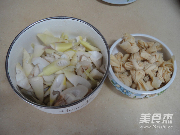 Salted Pork Trotters and Fresh Bamboo Shoots in Clay Pot recipe