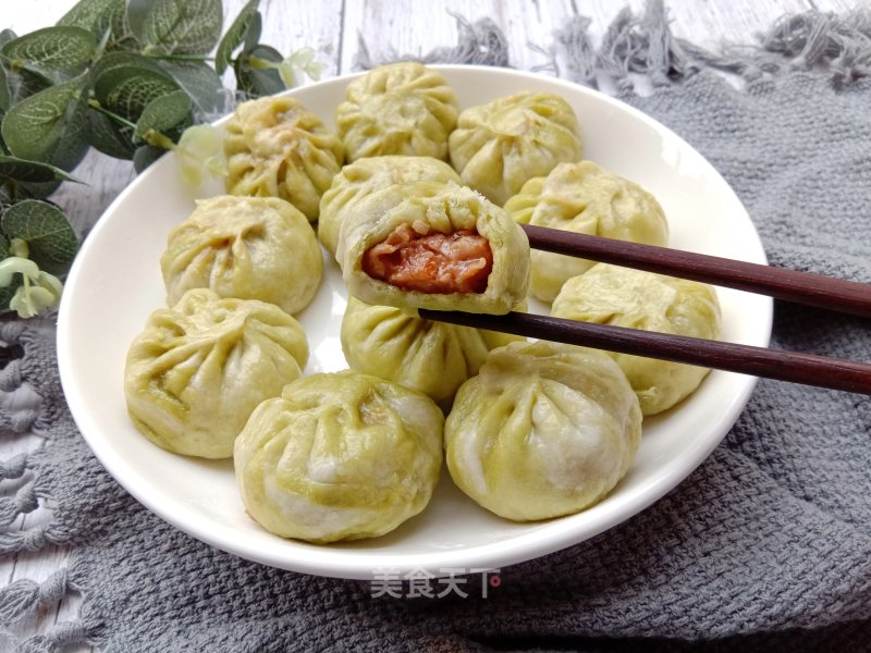 Carrot Buns with Spinach Sauce recipe