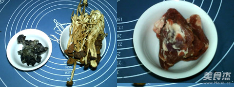 Tea Tree Mushroom and Loofah Pork Soup recipe