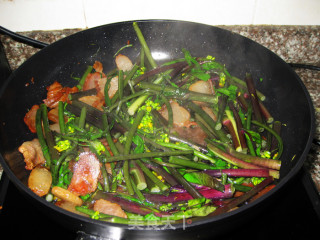 Stir-fried Bacon with Red Cabbage Moss recipe