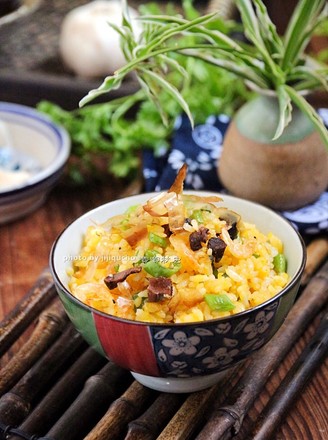 There is A Coup for Consuming Overnight Rice-golden Fried Rice with Mushroom Sauce