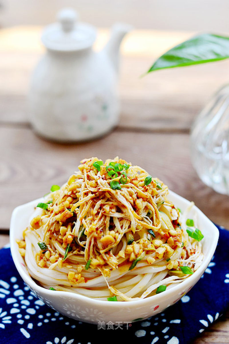 Cold Noodles Can Also be Eaten with Ice and Fire-hot and Sour Chicken Noodles recipe