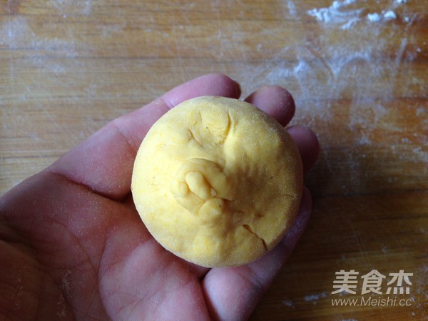 Little Yellow Man Lotus Paste Bun recipe