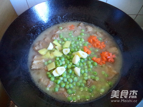 Braised Pork Ribs with Pea recipe