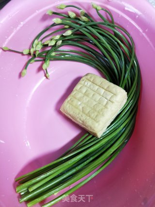 Stir-fried Dried Tofu with Leek and Moss recipe