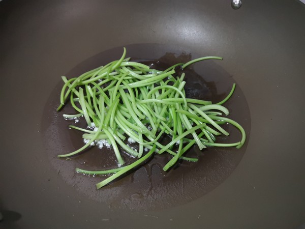 Stir-fried Sweet Potato Leaves with Garlic recipe