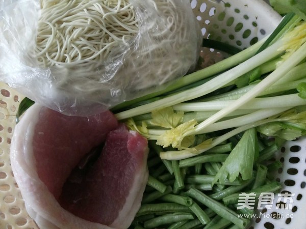 Braised Noodles with Beans recipe