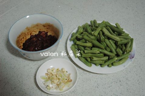 Stir-fried Pork Noodles with Beans recipe