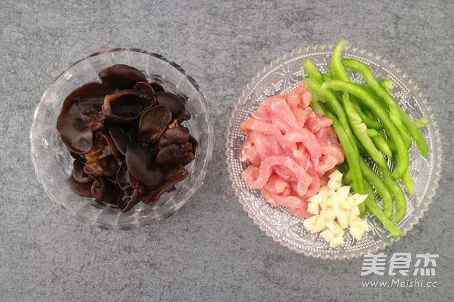 Stir-fried Fungus with Green Pepper and Shredded Pork recipe