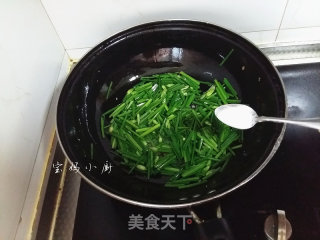 Scrambled Eggs with Chive Stalks recipe