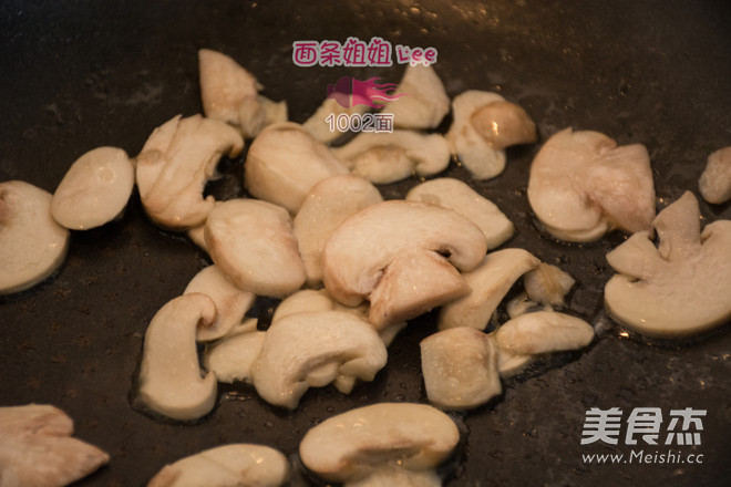 Stir-fried Bean Sprouts with Small White Mushroom Tofu recipe