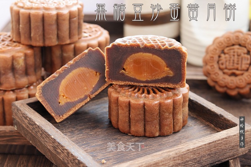 Mooncake with Brown Sugar Bean Paste and Egg Yolk