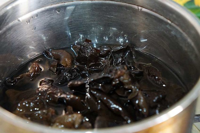 Stir-fried Cabbage Slices with Black Fungus recipe