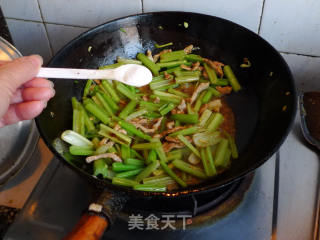 Stir-fried Celery Shredded Pork with Sauce recipe