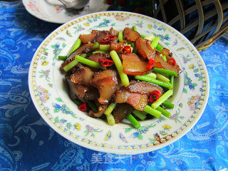 Stir-fried Pork Cheek with Garlic Moss recipe