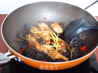 #trust之美# Fried Fish with Red Pepper and Fungus recipe