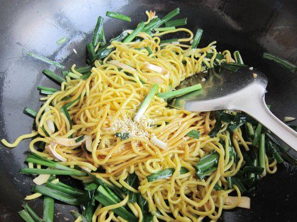 Stir-fried Yellow Noodles with Leek recipe