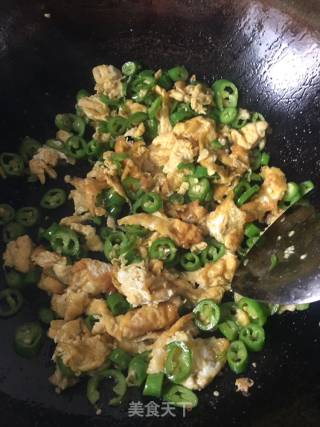 Chili Scrambled Eggs recipe